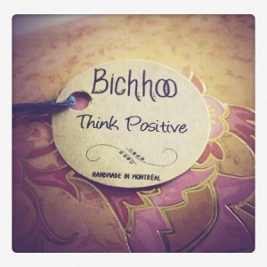"Think positive". Étiquette accompagnant le bracelet.
